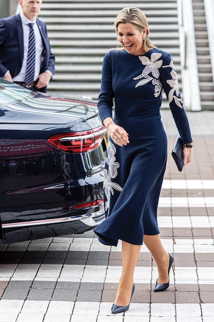 El 9 de abril, Máxima participó de la conferencia “Vida accesible”, en Utrecht, y allí lució su vestido primaveral favorito firmado por Oscar de la Renta, una prenda que ya utilizó en varias ocasiones. Esta vez llevó el pelo suelto y los mismos stilettos Gianvito Rossi y el clutch que llevó en las ocasiones anteriores. Es la reina de la moda circular.