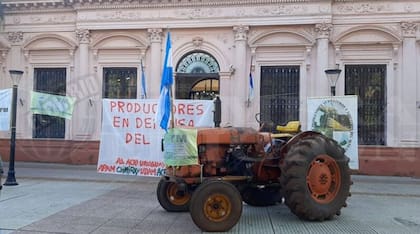 El 9 de enero un grupo de referentes de la producción, incluyendo a los tres directores del INYM por la producción, instalaron un viejo tractor frente a la Casa de Gobierno, símbolo de la protesta que derivó en la creación del INYM en 2001
