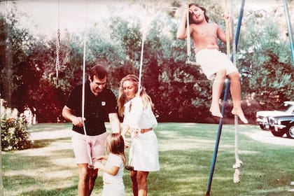 El 9 de mayo, cuando el senador fue trasladado de urgencia a Rosario, Cora informó sobre el estado de su padre con esta foto de su infancia. En la imagen, se ve a Mimicha Bobbio, la primera mujer del ex piloto. Desde 2006, el político está casado con Verónica Ghio.