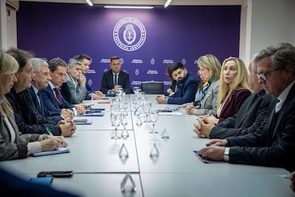 El 9 de noviembre será feriado nacional en ocasión de la visita oficial del Papa Leon XIV a la Argentina. Karina Milei, encabezó hoy en la sede del Ministerio de Seguridad la reunión para avanzar en la organización de la visita del papa León XIV