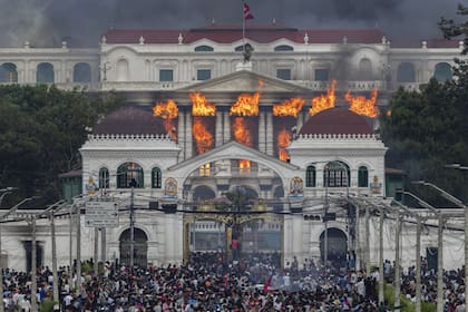 El 9 de septiembre de 2025, tras la dimisión del primer ministro Sharma Oli, los manifestantes asaltaron e incendiaron Singha Durbar, el complejo histórico que alberga la sede del gobierno de Nepal