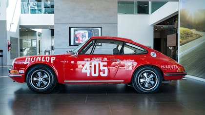 El 911 Dakar de Zasada estuvo retenido en la Aduana días antes de la carrera, por lo que para el encuentro con la prensa se utilizó el 911 T de 1966 decorado para la ocasión