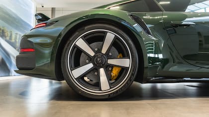 El 911 Turbo S se ofrece con un precio de lista desde US$554.000 para la versión Coupé y desde US$582.500 para la variante Cabriolet