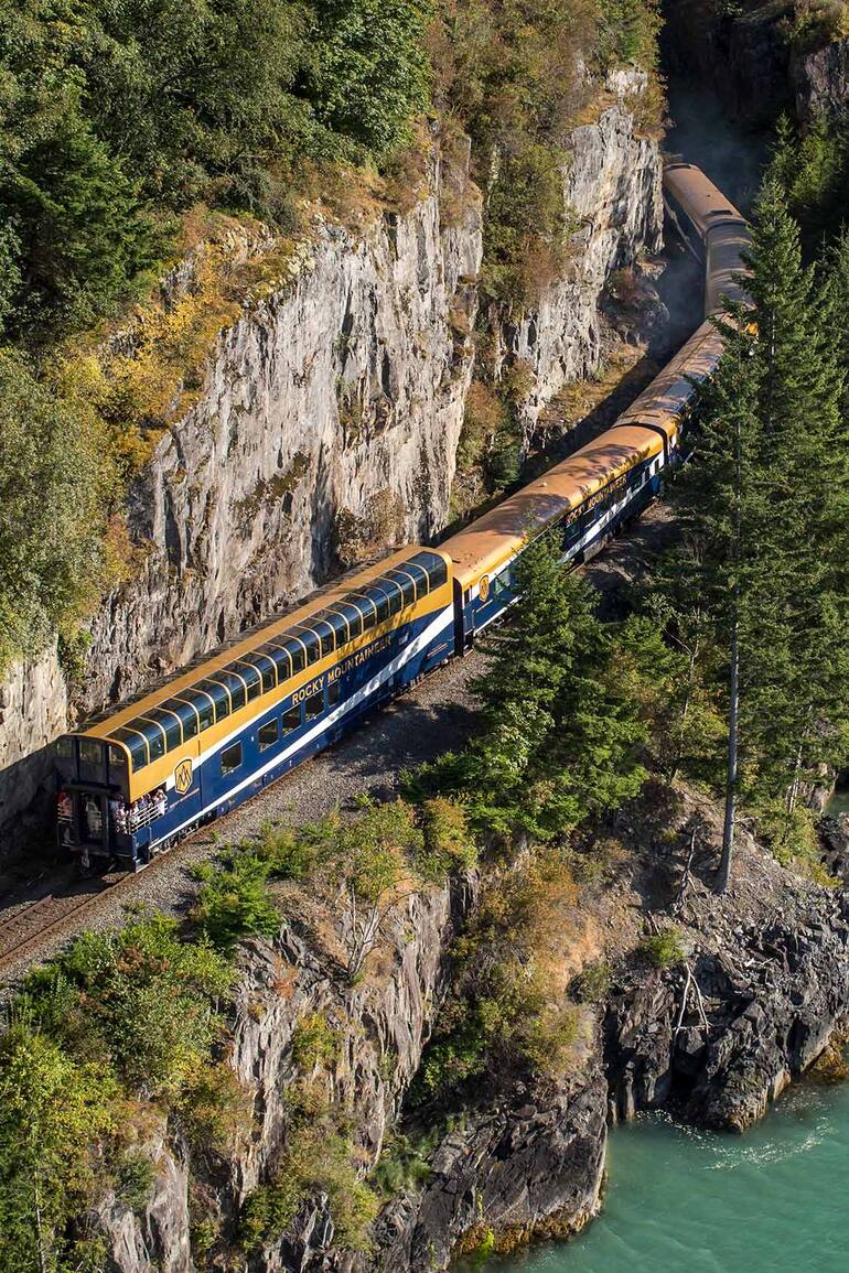Los Rocky Mountaineer atraviesan bellisimos y diversos paisajes y tienen vagones con techos de cristal.