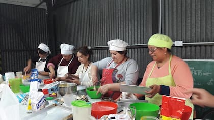 Algunas de las alumnas de Luis practicando las recetas que les enseña cada semana