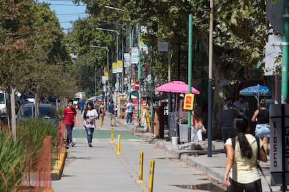 Sobre la calle Perette la actividad comercial no tiene pausa; algunos comerciantes dicen que las ventas aumentaron con la llegada del Ministerio; para otros, no hubo cambios