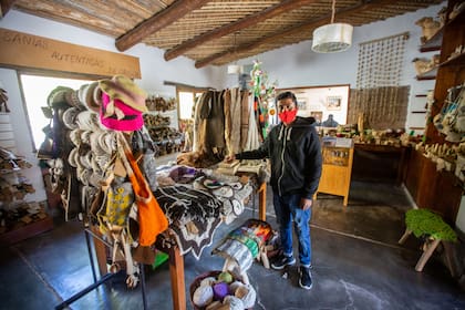En el camino hay paradas para comprar artesanías