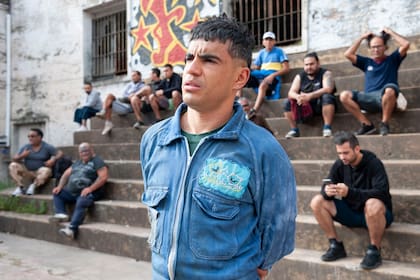 Abel Ayala encarna al personaje de César, cabecilla de la Sub21, los presos del patio a los que en esta temporada se unen como actores el futbolista Rodrigo Mora y el referente de free-style argentino DToke