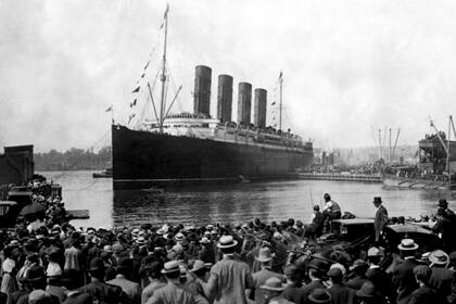 Una multitud concurrió al puerto de Southampton para ver la partida del Titanic. Violet Jessop integraba la tripulación.