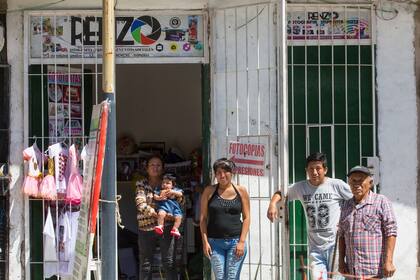 Para Enrique Panta (segundo desde la derecha), de Fotos Renzo, el trabajo aumentó un 50% desde la mudanza del Ministerio; su mayor actividad diaria son las fotocopias