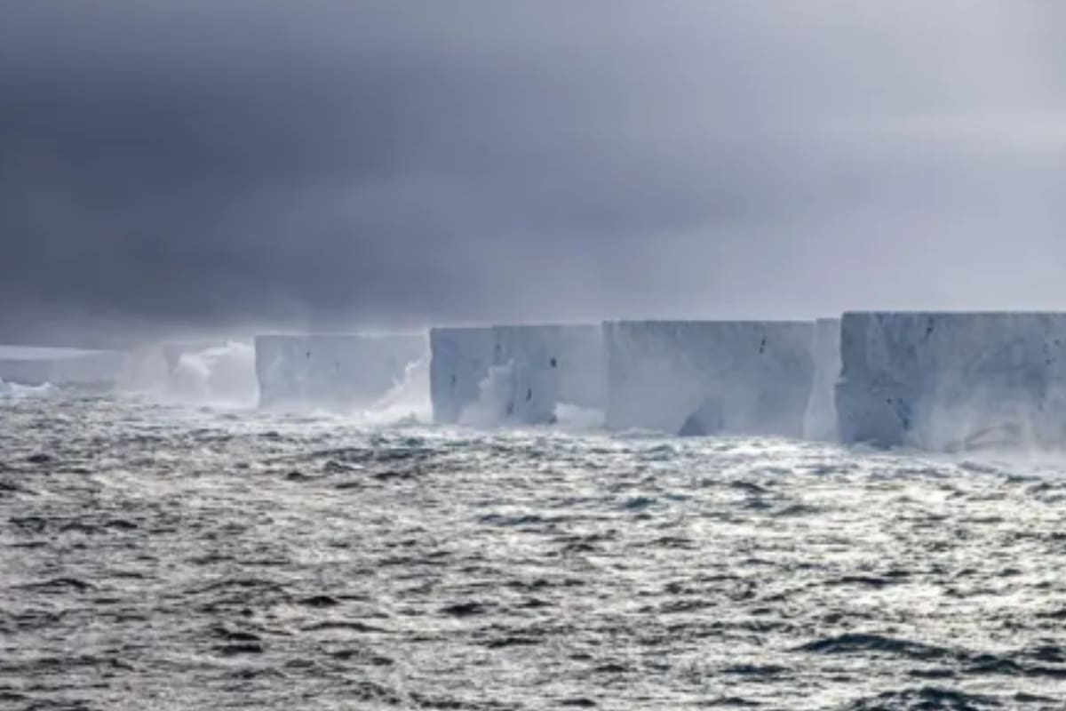 El A23a es enorme: su cima plana, similar a una mesa, se extiende hasta el horizonte