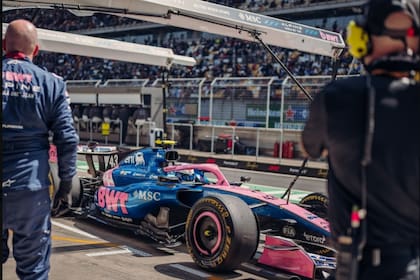 El A526 de Franco Colapinto, en la calle de boxes en Shanghái