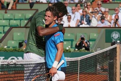 El abarazo de Monfils tras la dura batalla ante el Peque