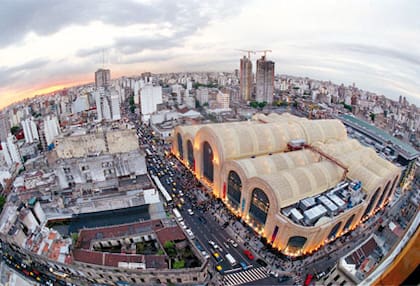 Foto de 1999, con el shopping ya en funcionamiento y las torres cercanas a Babilonia creciendo los gestores de ese lugar clave de la cultura alternativa de los noventa ya iban madurando el cierre del lugar porque, claramente, el contexto barrial ya era otro