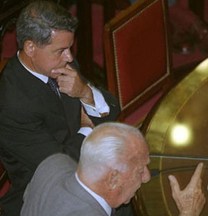 En el Congreso, durante el juicio político del que logró zafar el 11 de septiembre de 2001, el día en que cayeron las Torres Gemelas