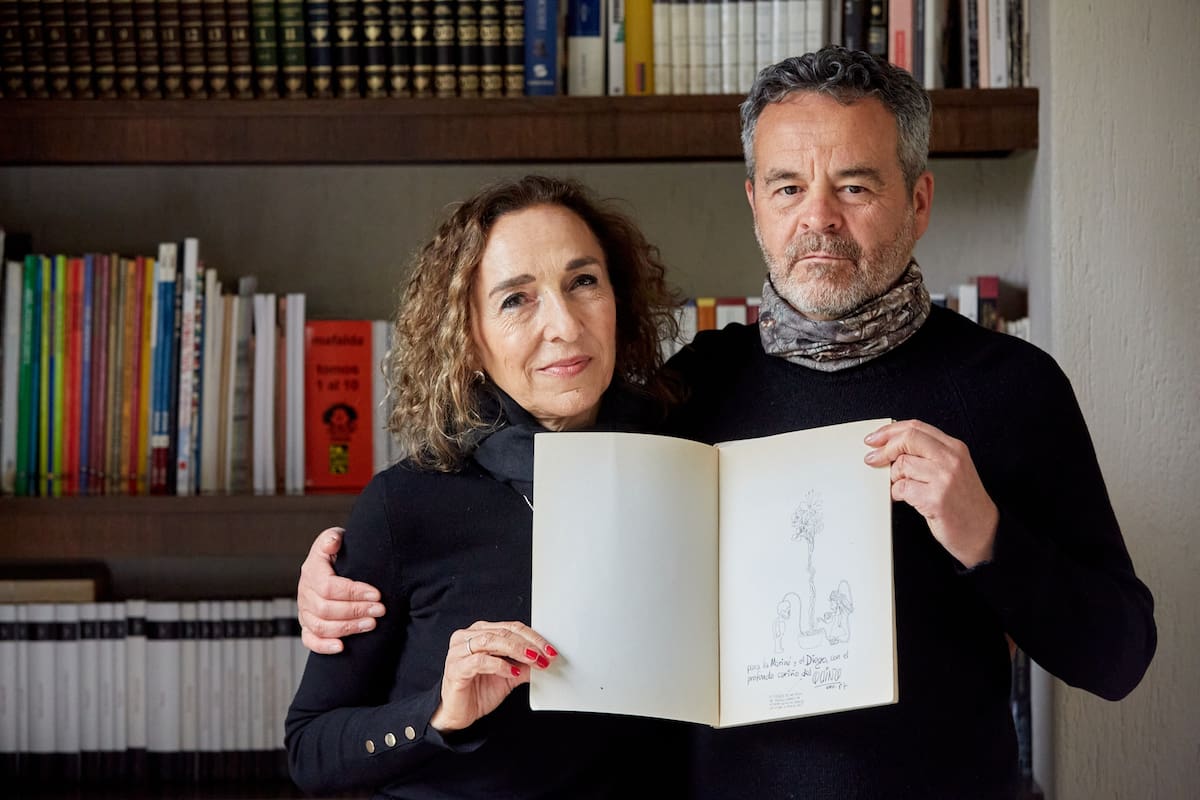 El abogado Diego Lavado y su esposa María Inés Vargas muestran algunas obras de Quino. Diego es sobrino del dibujante y vive un barrio de Luján de Cuyo