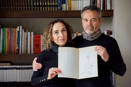 El abogado Diego Lavado y su esposa María Inés Vargas muestran algunas obras de Quino. Diego es sobrino del dibujante, vive un barrio de Luján de Cuyo y acompañó al autor de Mafalda en sus últimos años