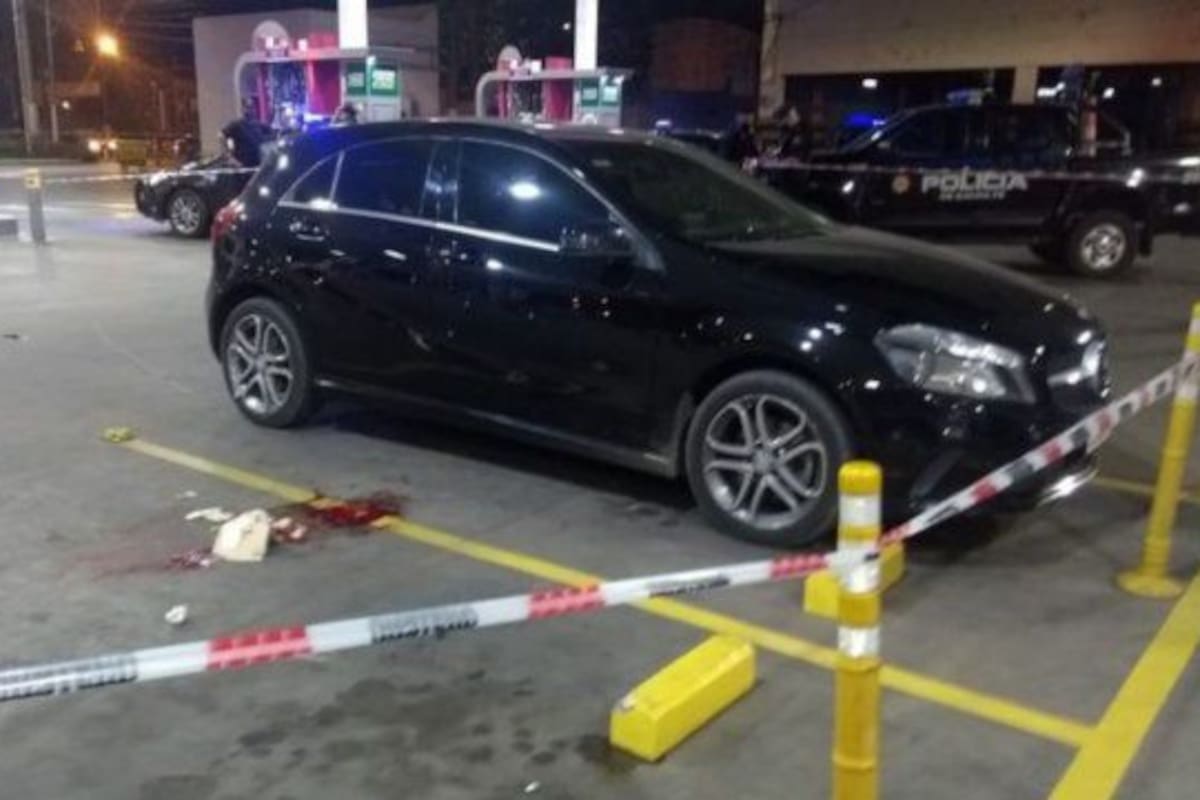 El abogado González Zeballos fue atacado de 12 dsparos cuando se encontraba en su auto, un Mercedes Benz negro.
