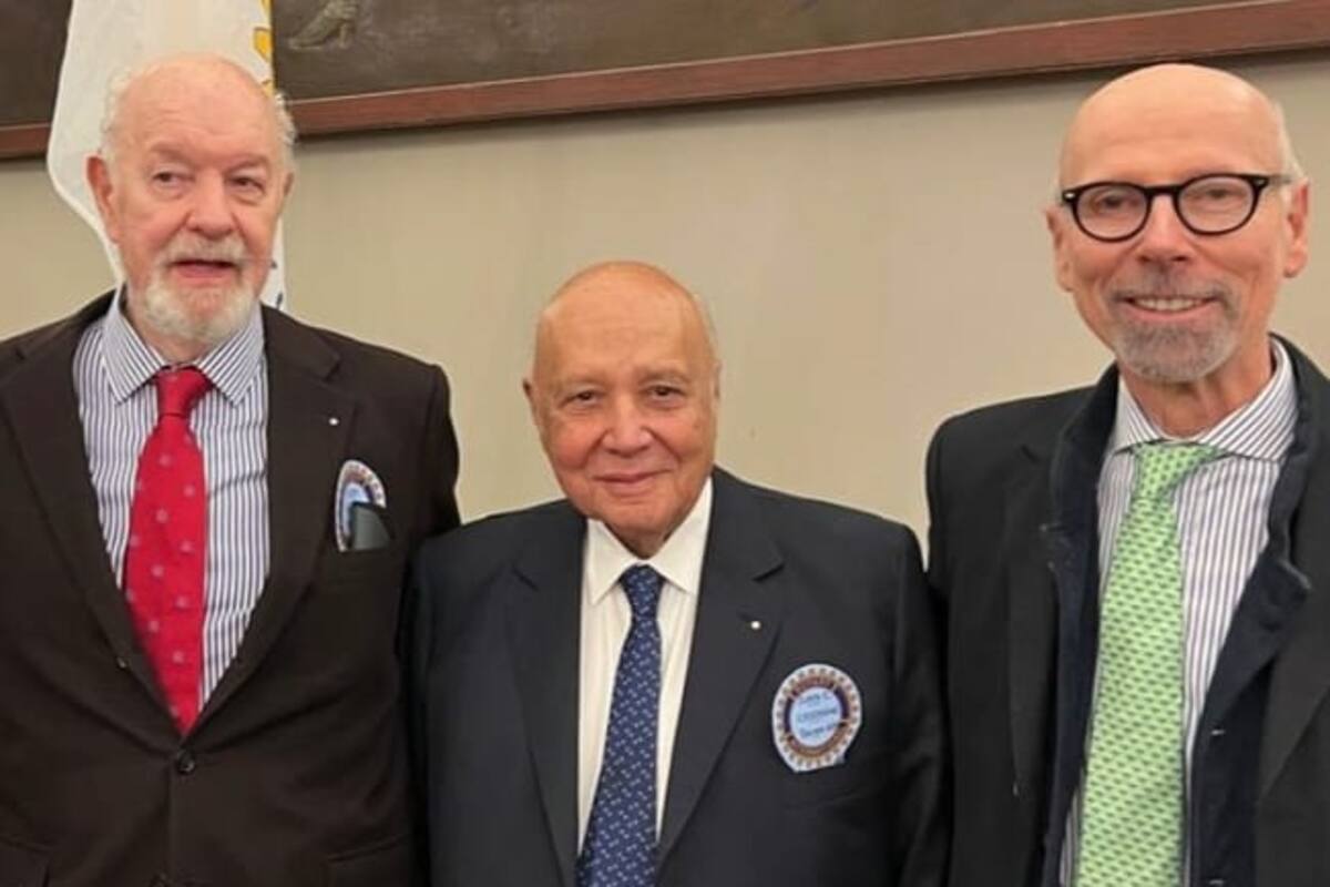 El abogado Juan Carlos Cassagne, al recibir el Premio Rioplatense Rotary Club, en Montevideo