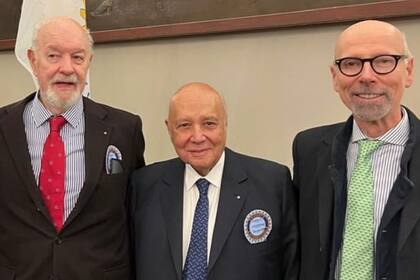 El abogado Juan Carlos Cassagne, al recibir el Premio Rioplatense Rotary Club, en Montevideo