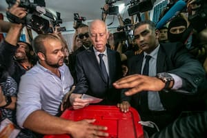 El abogado, Kais Saied, habría obtenido la victoria de las elecciones presidenciales tunecinas con casi 77% de votos, según una proyección de la cadena televisiva estatal Wataniya, aunque los resultados oficiales definitivos se conocerán el martes.