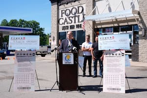 El abogado Mark K. Harder, representante del Breakfast Club, lee un comunicado sobre los ganadores del premio mayor de la lotería Powerball de 842,4 millones de dólares durante una conferencia de prensa en Grand Blanc Township, Michigan, el martes 11 de junio de 2024. (AP Foto/Paul Sancya)