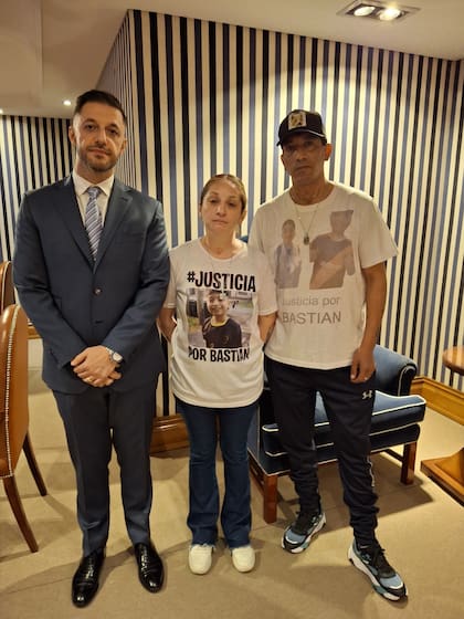 El abogado Matías Morla con Johana Montoya y Alejandro Escalante, padres de Bastian