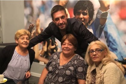 El abogado Matías Morla, con las hermanas de Diego Maradona