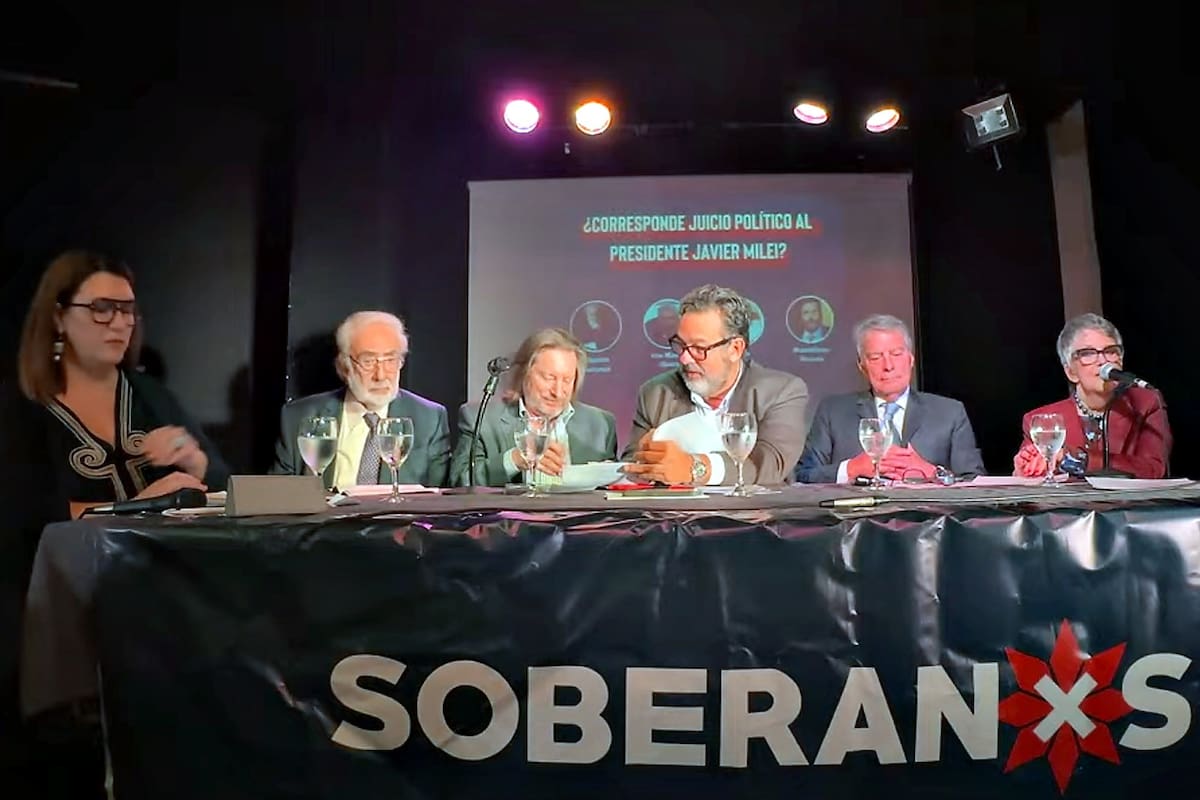 El abogado Maximiliano Rusconi, el constitucionalista Eduardo Barcesat; el exjuez federal Carlos Rozanski; y el letrado José Manuel Ubeira, conversaron sobre el futuro del Presidente convocados por el espacio político Soberanxs