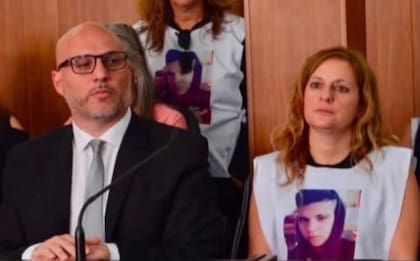 El abogado Natalio Nicodemo junto a Sabrina Mascarello, la mamá de Lucas Peralta Luna