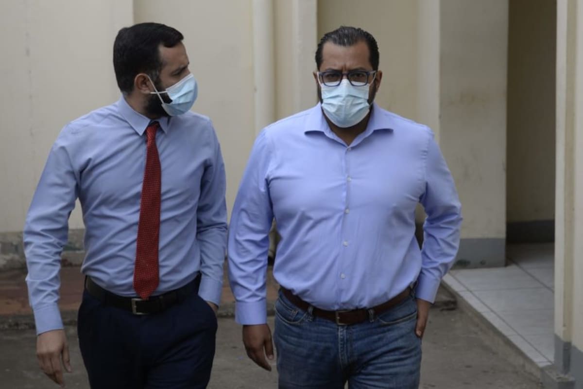 El abogado Róger Reyes y el precandidato presidencial, Félix Maradiaga a su salida de la Fiscalía el 08 de junio de 2021