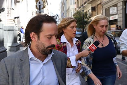 El abogado Santiago Viola y detrás su representada Karina Milei
