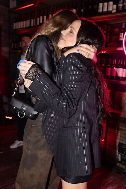 El abrazo a mamá. Ivana y su hija Juana.