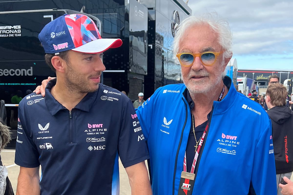 El abrazo afectuoso de Briatore a Gasly, tras el sexto puesto (x.com/AlpineF1Team)