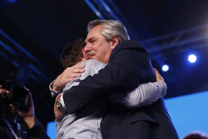 El abrazo de Alberto Fernández con Axel Kicillof, uno de los momentos más emotivos en el festejo del kirchnerismo en Chacarita