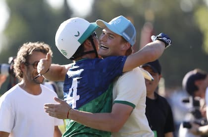 El abrazo con Benicio Castagnola, tras ganar la final del Abierto de Hurlingham de Polo