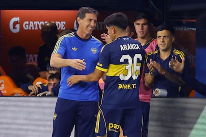 El abrazo con Claudio Ubeda, luego de marcar su único gol con la camiseta de Boca, ante Instituto, el 22 de marzo de 2026