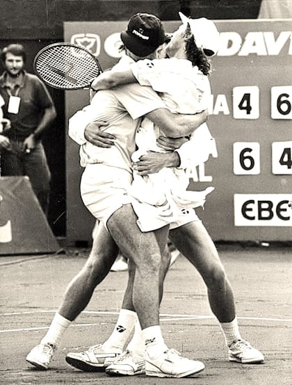 El abrazo con Javier Frana y con el capitán Alejandro Gattiker: la victoria sobre Michael Stich, en la Davis 1990 en el Buenos Aires, fue la mejor de su carrera