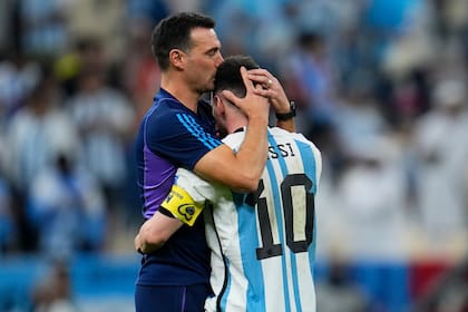 El abrazo con Lionel Scaloni, el DT que lo rodeó para que sea campeón del mundo
