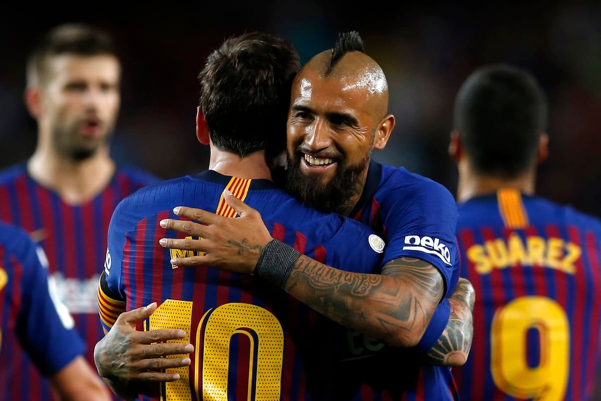 El abrazo con Messi en Barcelona; más allá de su fuerte temperamento, Vidal tiene una buena relación con el N° 10