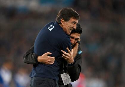 El abrazo con su hijo Gonzalo, uno de los puntales y en quien se apoya en el día a día para cuestiones tácticas