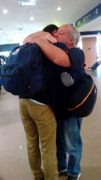 El abrazo con su padre al llegar al aeropuerto