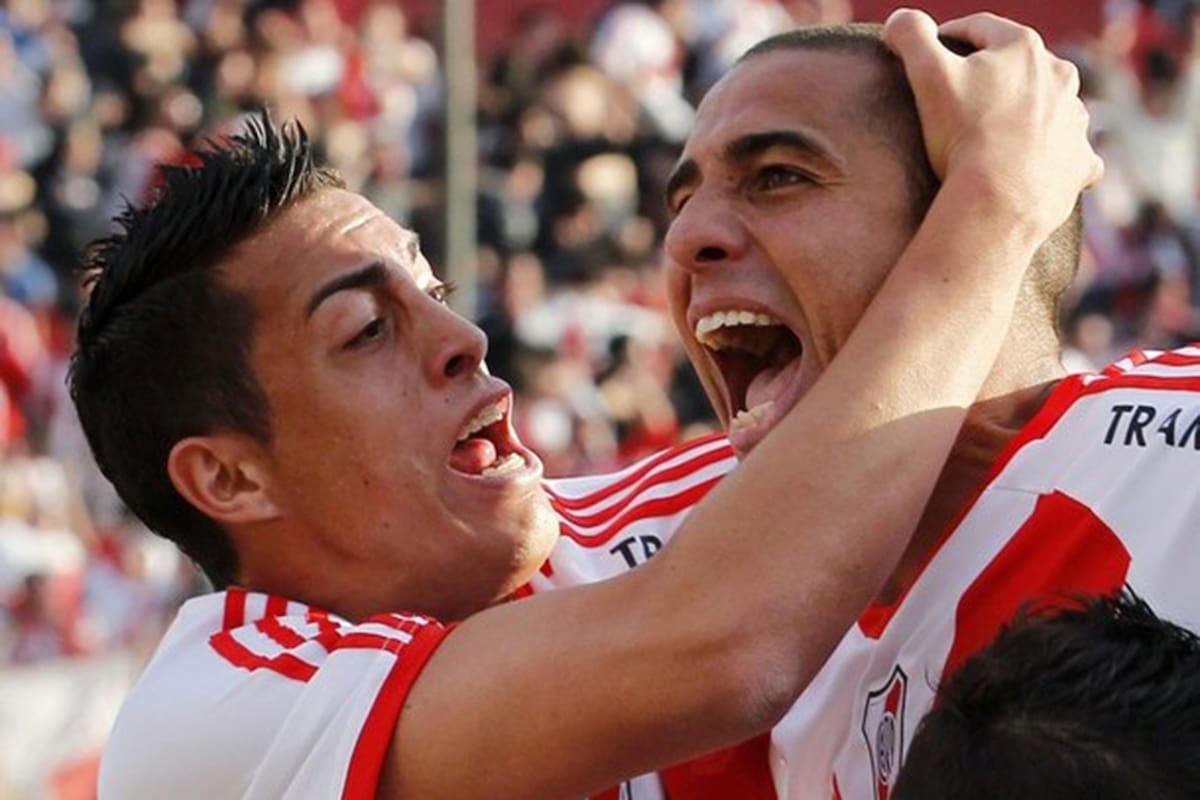 El abrazo con Trezeguet, el día del ascenso: Rogelio fue clave contra Almirante Brown, con 2 asistencias