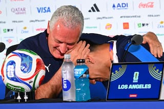 Un jugador paraguayo se puso a llorar en la conferencia de prensa y Alfaro lo abrazó