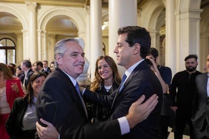 El abrazo de Alberto Fernández con De Pedro en el tedeum del 25 de mayo