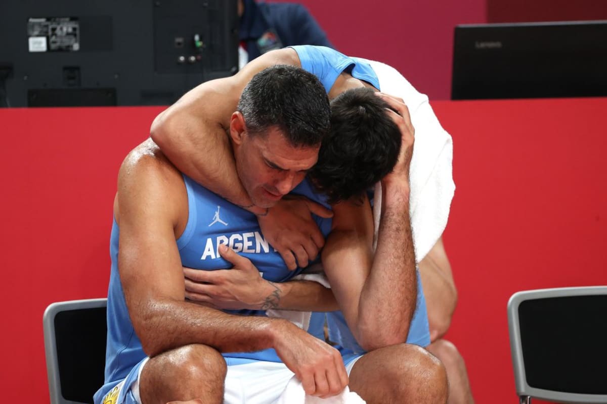 El abrazo de Campazzo a Scola, en los últimos minutos del duelo de cuartos y de la leyenda con la Selección argentina