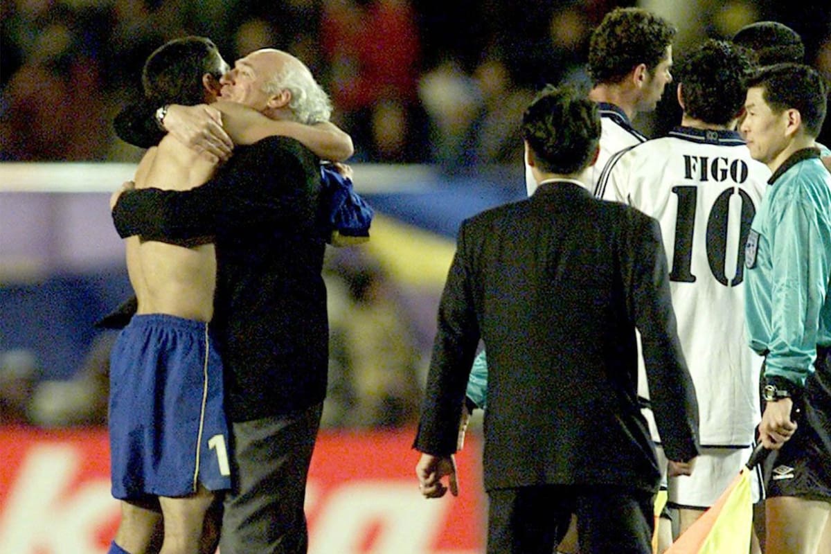 El abrazo de Carlos Bianchi con Juan Román Riquelme tras vencer a Real Madrid 2-1, en Japón; la frustración de Hierro y Figo