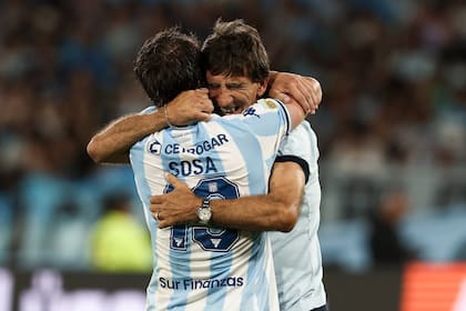 El abrazo de Costas con Sosa luego del triunfo de Racing sobre River