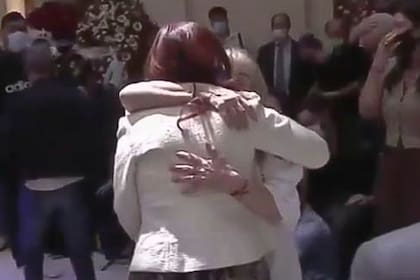 El abrazo de Cristina Fernandez y Claudia Villafañe en Casa Rosada