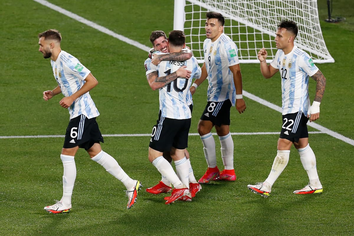 El abrazo de De Paúl a Messi luego del 1-0 de la selección Argentina ante Bolivia, en el Monumental; Scaloni cuenta con un grupo amplio, con titulares y un buen recambio